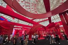 El espacio de libros interactivos en la exposición “95 años de la Bandera del Partido Comunista de Vietnam iluminando el camino”.
