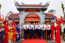 El presidente de la ANV, Tran Thanh Man, y los delegados en el monumento. (Foto: VNA)