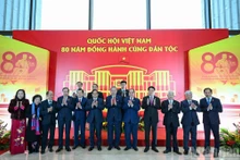 El secretario general del PCV, To Lam; el presidente del Estado, Luong Cuong; el primer ministro, Pham Minh Chinh; el presidente de la Asamblea Nacional, Tran Thanh Man; el miembro permanente del Secretariado del PCV, Tran Cam Tu, y los delegados en el acto. 