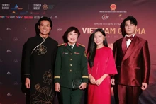 La directora Dang Thai Huyen (segundo desde la izquierda) con los actores de la película "Lluvia Roja". (Foto: VOV)