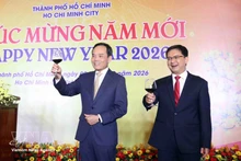 Tran Luu Quang (izquierda), miembro del Buró Político y secretario del Comité partidista de Ciudad Ho Chi Minh en el evento. (Foto: VNA)