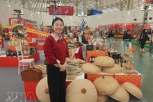 Productos elaborados con ratán y bambú por la aldea artesanal Ninh So, comuna de Hong Van (Hanói), se exhiben en la Feria de Primavera de 2026. (Foto: VNA)