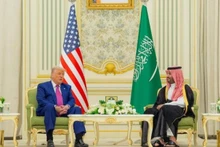 El príncipe heredero de Arabia Saudita, Mohammed bin Salman Al Saud, y el presidente de Estados Unidos, Donald Trump, durante una reunión en Riad, el 13 de mayo de 2025. (Foto: XINHUA)