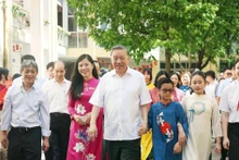El secretario general del Partido Comunista de Vietnam, To Lam, visita a docentes y estudiantes de las escuelas secundarias Nguyen Dinh Chieu y Xa Dan. (Foto: VNA)
