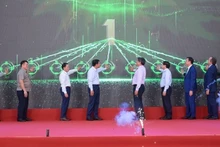 Los delegados presionan el botón para inaugurar la primera línea de producción de alimentos envasados en cartón Tetra Recart® en Vietnam.