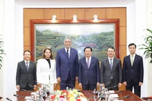 El jefe de la Comisión de Asuntos Internos del Comité Central del Partido Comunista de Vietnam, Phan Dinh Trac (tercero desde la derecha), recibe a Miguel Mejía, (tercero desde la izquierda) secretario general del Movimiento Izquierda Unida de la República Dominicana. (Foto: VNA)