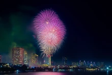 Deslumbrante espectáculo pirotécnico artístico celebra el 80º aniversario del éxito de la Revolución de Agosto (19 de agosto) y el Día Nacional de Vietnam (2 de septiembre). (Foto: VNA)