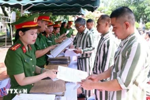 Funcionarios de la prisión Phu Son 4 (Ministerio de Seguridad Pública) entregan certificados de amnistía a las personas amnistiadas en 2025. (Foto: VNA)