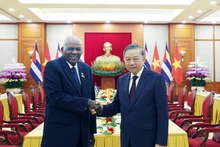 El secretario general del Partido Comunistad de Vietnam, To Lam, recibe al presidente de la Asamblea Nacional del Poder Popular y del Consejo de Estado de Cuba, Esteban Lazo Hernández. (Foto: VNA)