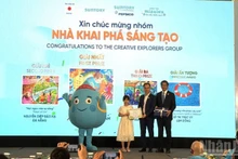 Los organizadores entregan premios a los ganadores del concurso de creatividad sobre protección del agua para estudiantes.