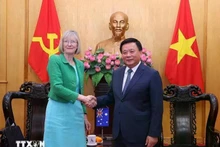 El director de la Academia Nacional de Política Ho Chi Minh y presidente del Consejo Teórico Central, Nguyen Xuan Thang, y la embajadora de Australia en Vietnam, Gillian Bird. (Foto: VNA)