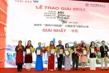 El comité organizador otorga el primer premio a los autores. 