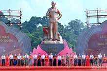 [Foto] Líder partidista vietnamita asiste a inauguración de estatua “Tío Ho en Tan Trao”