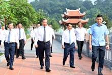 [Foto] Líder partidista ofrece inciensos en memoria del Presidente Ho Chi Minh y de los predecesores revolucionarios