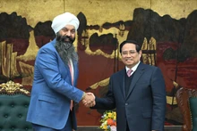 El primer ministro Pham Minh Chinh recibe al ministro de Desarrollo Internacional de Canadá, Randeep Sarai.