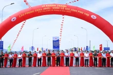 El primer ministro Pham Minh Chinh y los delegados cortan la cinta de inauguración del puente Phong Chau.