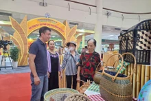 Visitantes a la feria. (Foto: giaoducthoidai.vn)