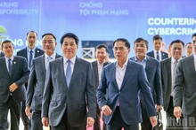 El presidente Luong Cuong, junto con el viceprimer ministro Bui Thanh Son y otros delegados, inspecciona los preparativos para la ceremonia de apertura y la Cumbre de alto nivel de la Convención de la ONU contra la ciberdelincuencia.