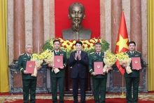 El presidente Luong Cuong entrega las decisiones a los viceministros de Defensa Nguyen Hong Thai, Nguyen Van Hien, Nguyen Truong Thang, y el subjefe del Estado Mayor General del EPV, Nguyen Quang Ngoc. (Foto: VNA)