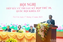 El miembro permanente del Secretariado del CPV, Tran Cam Tu y los delegados asisten a la conferencia con votantes tras el décimo período de sesiones de la Asamblea Nacional de la XV legislatura. 