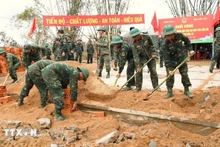 Oficiales y soldados de la Región Militar 5 trabajan con urgencia para construir viviendas nuevas para la población de Dak Lak. (Foto: VNA)