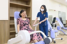 Personas de tercera edad en reciben atención médica. (Foto: VNA)