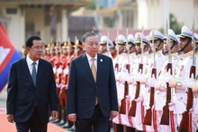 El secretario general del Partido Comunista de Vietnam, To Lam, y Samdech Techo Hun Sen pasan revista a la guardia de honor. (Foto: VNA)