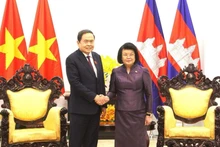 El presidente de la Asamblea Nacional de Vietnam, Tran Thanh Man, y la titular de la Asamblea Nacional de Camboya, Khuon Sudary. (Foto: VNA)