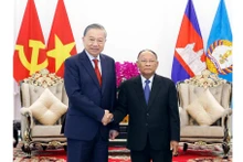 El secretario general del Partido Comunista de Vietnam, To Lam, y el presidente honorario del Partido Popular de Camboya, Heng Samrin. (Foto: VNA)