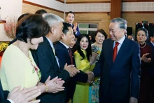 El secretario general del Partido Comunista de Vietnam, To Lam, y funcionarios y personal de la Embajada y representantes de la comunidad de connacionales en Camboya. (Foto: VNA)
