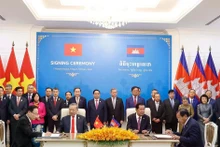En la firma de un Acuerdo de cooperación entre el Comité del Partido del Ministerio de Asuntos Exteriores de Vietnam y la Comisión de Asuntos Exteriores del Partido Popular de Camboya. (Foto: VNA)
