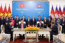 Firma del Acuerdo de cooperación entre el Ministerio de Relaciones Exteriores de Vietnam y la Comisión de Relaciones Exteriores del Comité Central del Partido Popular de Camboya. (Foto: Thong Nhat/VNA)