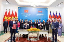 Ceremonia de firma del plan de cooperación entre el Ministerio de Seguridad Pública de Vietnam y el Ministerio del Interior de Camboya. (Foto: VNA)