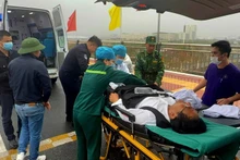 La Guardia Fronteriza de Vietnam, en coordinación con la parte china, abre “carriles verdes” para ambulancias que trasladan pacientes en situación de emergencia (Fot: VNA)