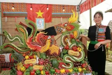 En el concurso de presentación de bandejas frutales. 
