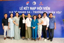 La exvicepresidenta Truong My Hoa se toma una foto de recuerdo con los directivos de la Empresa Lavite. (Foto: VNA)