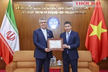El presidente de la Unión de Organizaciones de Amistad de Vietnam, Phan Anh Son, entrega la medalla conmemorativa “Por la paz y la amistad entre los pueblos” al embajador de Irán en Vietnam, Ali Akbar Nazari. (Foto: thoidai.com.vn)