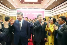 El secretario general del Partido Comunista de Vietnam, To Lam, y el secretario general del Partido Comunista y presidente de China, Xi Jinping, y otros dirigentes asisten al programa de intercambio popular Vietnam - China. (Foto: VNA)