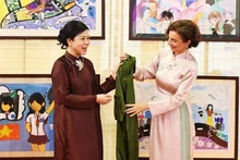 Ngo Phuong Ly (izq.), esposa del secretario general del Partido Comunista de Vietnam, To Lam, presenta un Ao Dai (túnica tradicional vietnamita) a la directora general de la Unesco, Audrey Azoulay. (Foto: tuoitre.vn)