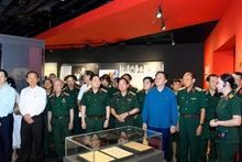 Líderes del Partido, el Estado y el Ejército visitan el Museo de Historia Militar de Vietnam.