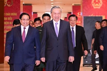 El primer ministro Pham Minh Chinh recibe al secretario general del PCV, To Lam, en la ceremonia por el 80º aniversario de la fundación del Gobierno.