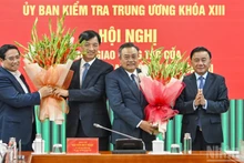 El primer ministro Pham Minh Chinh y el permanente del Secretariado del PCV, Tran Cam Tu, entregan flores para felicitar al secretario del Comité del Partido de Hanói, Nguyen Duy Ngoc, y al jefe de la Comisión de Control Disciplinario del Comité Central del PCV, Tran Sy Thanh.