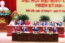 El presidium de la primera Asamblea del Comité del PCV en Dak Lak vota para aprobar la resolución de la cita.