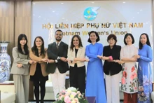 La vicepresidenta de la Unión de Mujeres de Vietnam, Nguyen Thi Minh Huong (cuarta desde la derecha), da la bienvenida a la delegación chilena. (Foto: phunuvietnam.vn)