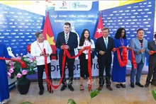 El viceprimer ministro cubano, Oscar Pérez-Oliva Fraga (tercero desde la izquierda), el embajador de Vietnam en Cuba, Le Quang Long (quinto desde la izquierda), y el presidente de la junta directiva de la corporación Thai Binh, Tran Thanh Tu (segundo desde la izquierda), cortan la cinta inaugural del stand vietnamita. (Foto: VNA)