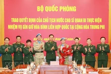 Ceremonia de entregar las decisiones a los oficiales asignados a las misiones de mantenimiento de la paz. (Foto: VNA)