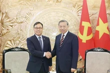 El secretario general del Partido Comunista de Vietnam, To Lam, recibe a Choi Young Sam, embajador de Seúl en el país. (Foto: VNA)