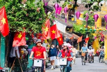 Recorren por bicicleta en la ciudad antigua de Hoi An. (Foto: VNA)