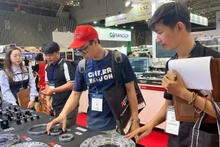 Una empresa presenta una mesa giratoria con base para robots en la Exposición MTA Vietnam 2025.