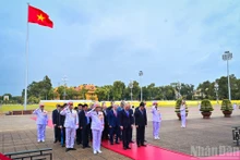 El presidente de la Duma Estatal de la Asamblea Federal de Rusia, Vyacheslav Volodin, y su delegación rinden tributo al Presidente Ho Chi Minh.